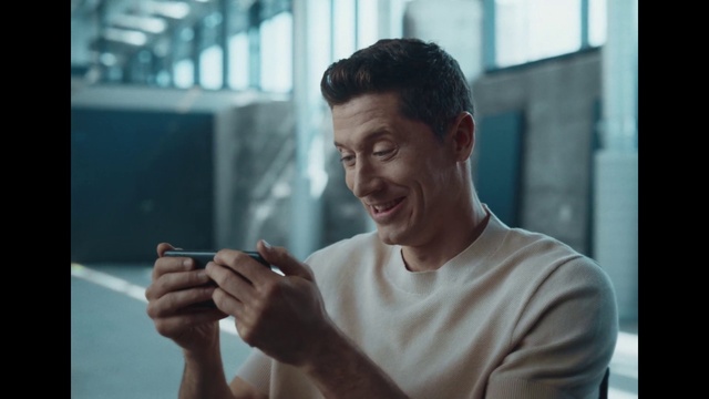 Video Reference: Smile, Muscle, Mobile phone, Gesture, Flash photography, Thumb, Fun, T-shirt, Street fashion, Happy