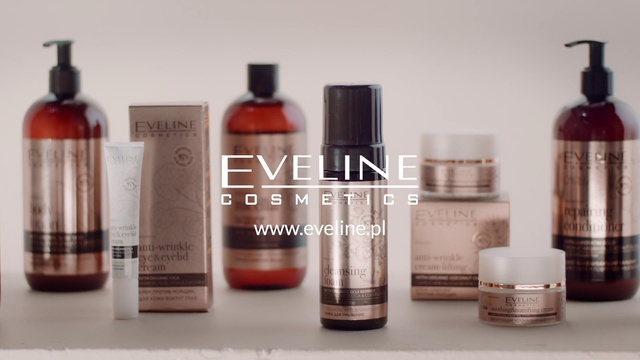 Video Reference: Brown, Skin, Hand, Liquid, Bottle, Eyebrow, Solution, Cosmetics, Glass bottle, Personal care