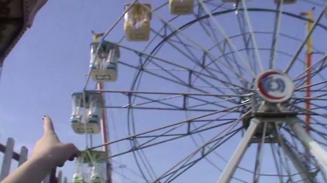 Video Reference: Wheel, Sky, Ferris wheel, Spoke, Automotive wheel system, Rim, Recreation, Auto part, Fun, Event