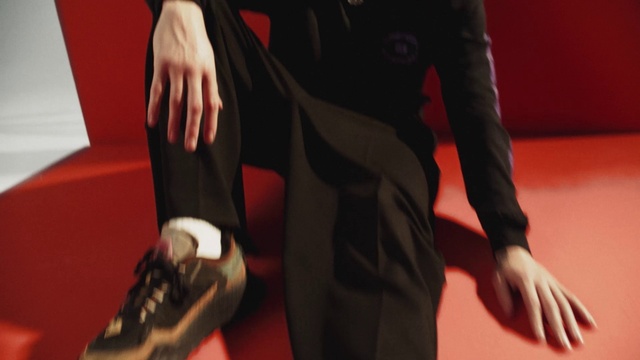 Video Reference: Joint, Hand, Shoe, Leg, Sleeve, Gesture, Thigh, Interaction, Finger, Elbow