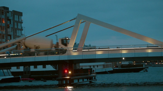 Video Reference: Water, Sky, Building, Girder bridge, Bridge, Drawbridge, City, Metropolitan area, Vehicle, Waterway