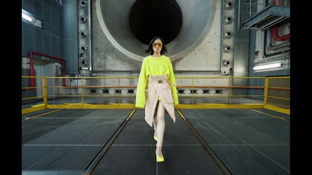 Video Reference: Leg, Thigh, Leisure, Fashion design, Symmetry, Flooring, Fun, Human leg, Fictional character, Electric blue