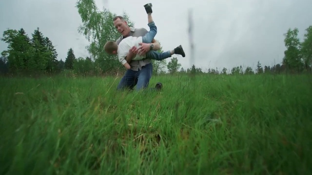 Video Reference: Sky, Plant, People in nature, Cloud, Natural landscape, Gesture, Happy, Flash photography, Tree, Grass