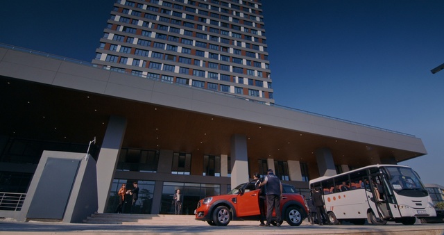 Video Reference: Wheel, Tire, Sky, Building, Vehicle, Automotive tire, Automotive design, Skyscraper, Architecture, Shade