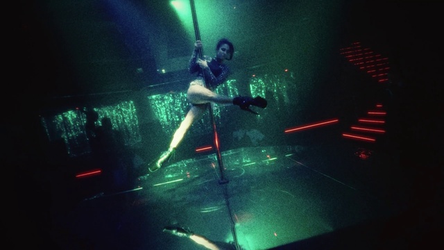 Video Reference: Guitar, Musical instrument, Musician, Artist, Entertainment, Guitarist, Music, Music artist, Microphone stand, Visual effect lighting