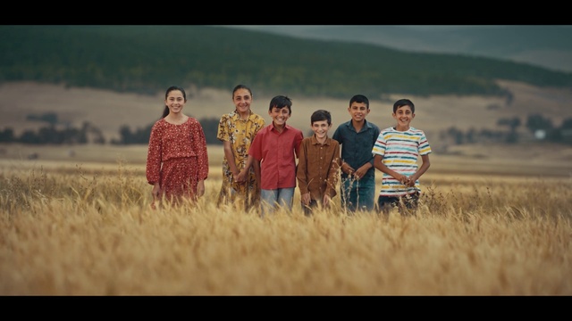 Video Reference: Smile, Facial expression, People in nature, Flash photography, Happy, Standing, Gesture, Interaction, Sunlight, Grass