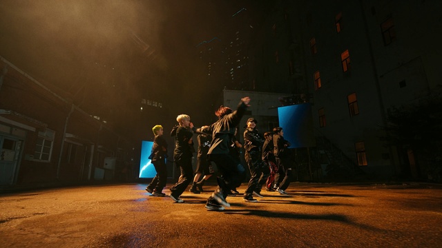 Video Reference: Entertainment, Performing arts, Event, Music, Choreography, Performance art, Fun, Darkness, Stage, Music venue