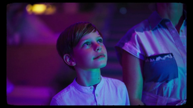 Video Reference: Mouth, Purple, Flash photography, Sleeve, Entertainment, Magenta, Performing arts, Microphone, Fun, T-shirt