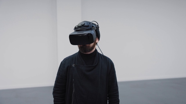 Video Reference: Flash photography, Sleeve, Eyewear, Grey, Headgear, Goggles, Audio equipment, Sports gear, Personal protective equipment, Sports equipment