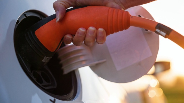 Video Reference: Hand, Orange, Gesture, Water, Automotive lighting, Nail, Thumb, Helmet, Wrist, Sports gear