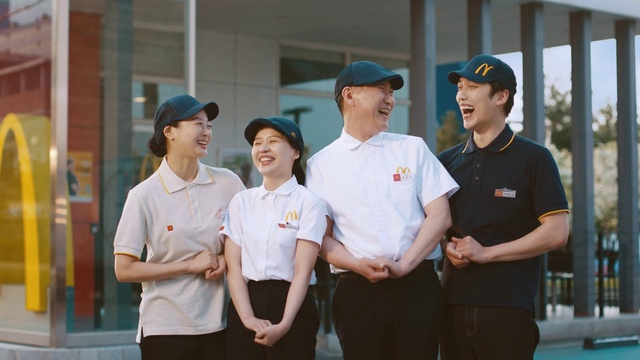 Video Reference: Smile, Polo shirt, Sleeve, Gesture, Cap, Baseball cap, Collar, Military person, Security, Hat