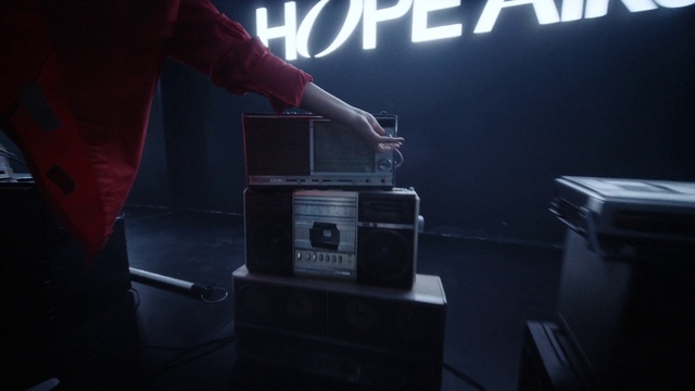 Video Reference: Entertainment, Audio equipment, Performing arts, Font, Music, Event, Gadget, Magenta, Darkness, Visual effect lighting