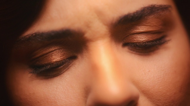 Video Reference: Lip, Eyelash, Eye liner, Vision care, Jaw, Makeover, Flash photography, Ear, Iris, Cosmetics