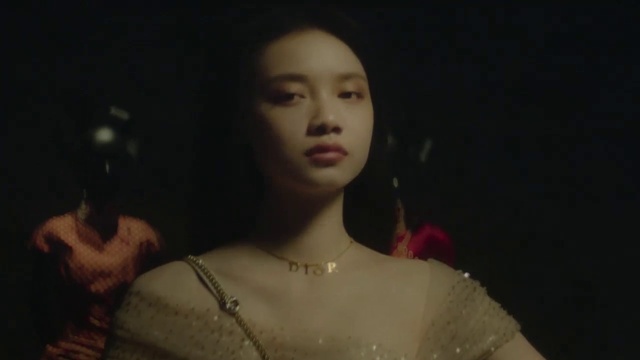 Video Reference: Lip, Eyebrow, Eyelash, Flash photography, Lipstick, Earrings, Body jewelry, Entertainment, Chest, Fashion design