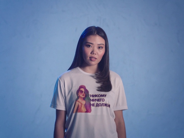 Video Reference: Outerwear, Neck, Flash photography, Jaw, Sleeve, Street fashion, Happy, Gesture, T-shirt, Elbow