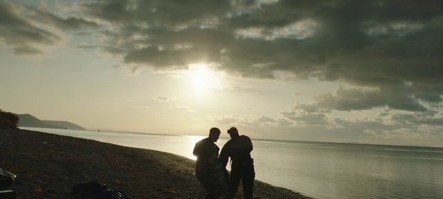 Video Reference: Cloud, Water, Sky, Atmosphere, People in nature, Flash photography, Afterglow, Dusk, Gesture, Sunset