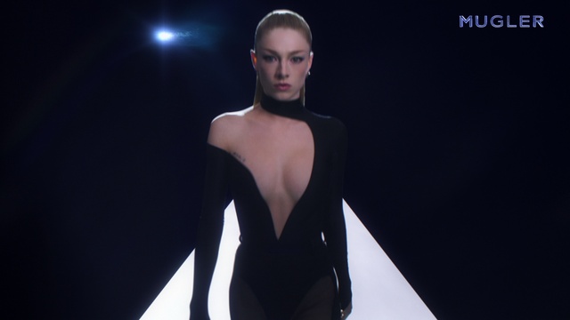 Video Reference: Arm, Flash photography, Neck, Sleeve, Chest, Entertainment, Fashion design, Waist, Fashion model, Electric blue