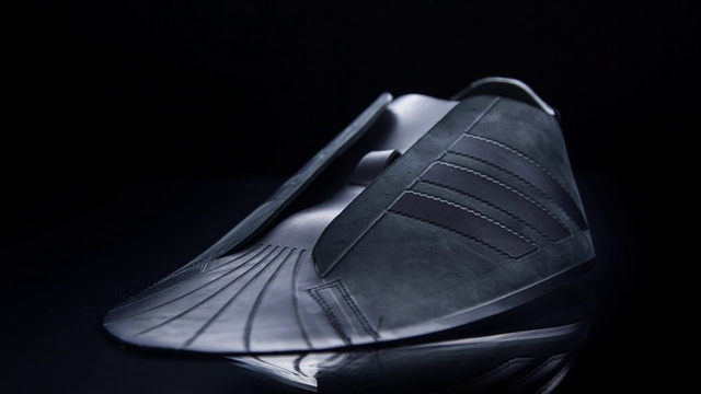 Video Reference: Hood, Automotive design, Automotive lighting, Vehicle door, Triangle, Athletic shoe, Electric blue, Metal, Glass, Carmine