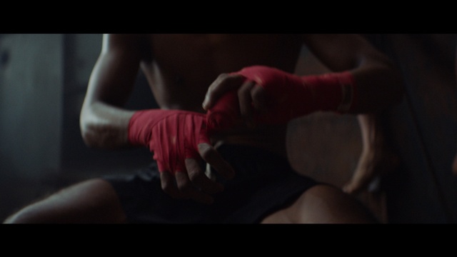 Video Reference: Flash photography, Gesture, Elbow, Thigh, Magenta, Sportswear, Chest, Performing arts, Event, Human leg