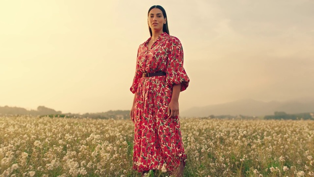 Video Reference: Sky, Plant, Outerwear, Ecoregion, Flower, People in nature, Natural environment, Flash photography, Happy, Gesture