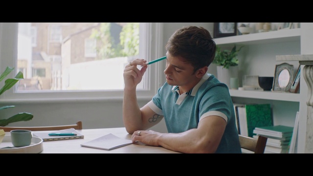 Video Reference: Table, Shelf, Gesture, Window, T-shirt, Elbow, Office instrument, Wood, Writing, Wrist