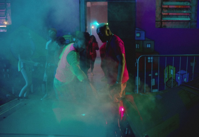 Video Reference: Purple, Music, Entertainment, Visual effect lighting, Magenta, Fun, Performing arts, Music venue, Leisure, Technology