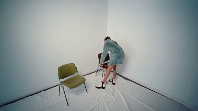 Video Reference: Leg, Tripod, Chair, Slope, Folding chair, Flooring, Knee, Recreation, Leisure, Tire