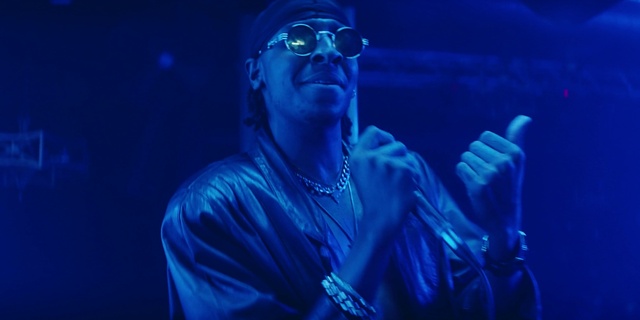 Video Reference: Hand, Microphone, Blue, Musician, Purple, Sleeve, Artist, Gesture, Performing arts, Music artist