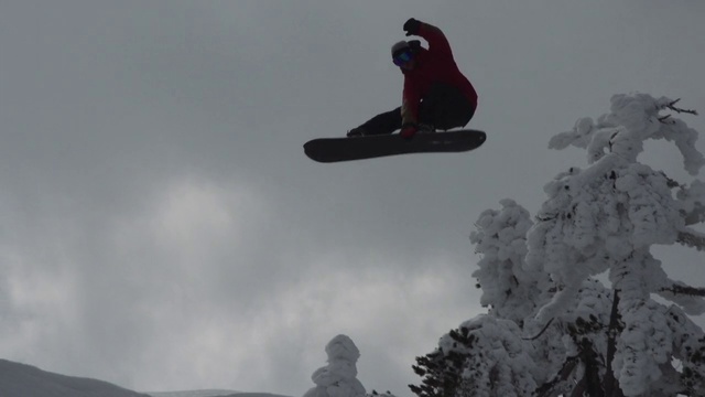 Video Reference: Skateboard deck, Sky, Sports equipment, Cloud, Snowboarding, Snow, Slope, Snowboard, Winter sport, Freezing