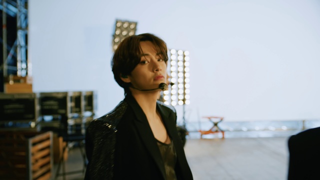 Video Reference: Flash photography, Street fashion, Sky, Blazer, Eyewear, Travel, Fashion design, White-collar worker, Event, Jewellery