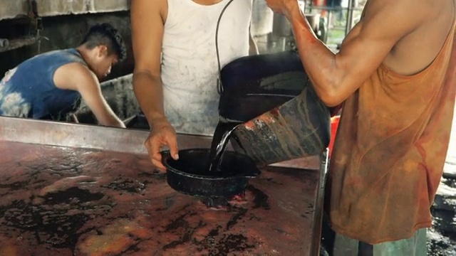 Video Reference: Gesture, Cooking, Cookware and bakeware, Luggage and bags, Wood, Recipe, Event, Waist, Bag, Soil