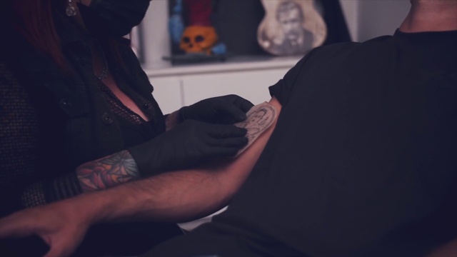 Video Reference: Joint, Sleeve, Flash photography, Gesture, Grey, Elbow, Thigh, Black hair, T-shirt, Knee