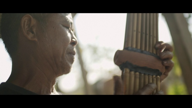 Video Reference: Flash photography, Jaw, Gesture, Eyelash, Darkness, Wood, Art, Happy, Elbow, Thumb