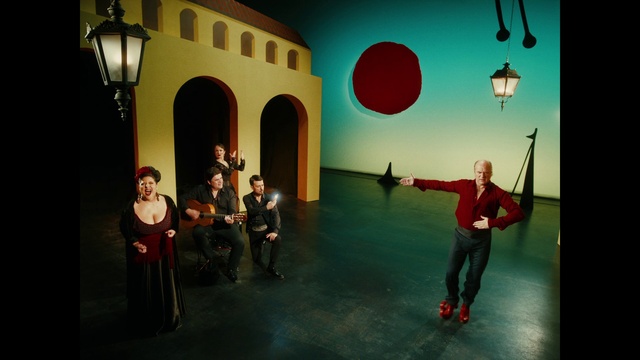 Video Reference: Building, Entertainment, Lighting, Flash photography, Performing arts, Social group, Event, Performance art, Fun, Art