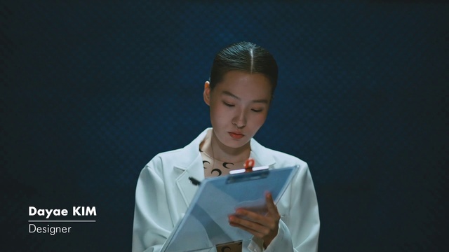 Video Reference: Coat, Gesture, Microphone, Headgear, Award ceremony, Academic certificate, Jewellery, Event, Uniform, Academic dress