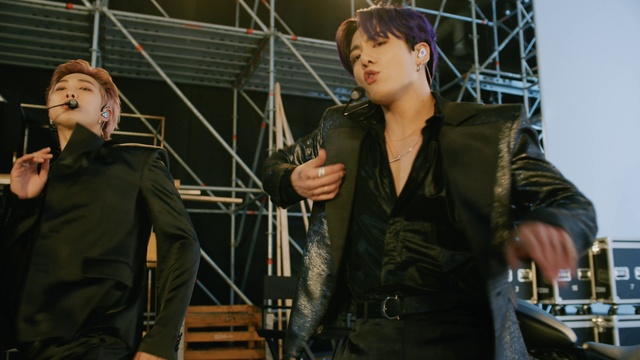 Video Reference: Musician, Sleeve, Music artist, Flash photography, Music, Blazer, Entertainment, Event, Street fashion, Fashion design