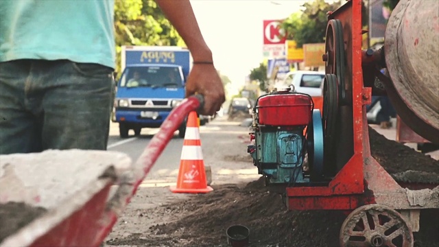 Video Reference: Tire, Wheel, Vehicle, Motor vehicle, Road surface, Automotive tire, Asphalt, Tree, High-visibility clothing, Car