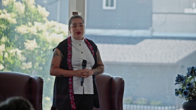 Video Reference: Microphone, Gesture, Happy, Leisure, Street fashion, Formal wear, Event, Uniform, Jewellery, White-collar worker