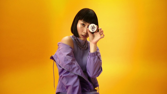 Video Reference: Purple, Flash photography, Neck, Sleeve, Gesture, Happy, Black hair, Street fashion, Audio equipment, Long hair