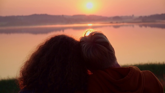 Video Reference: Water, Cloud, Sky, Plant, Light, Nature, People in nature, Sunset, Dusk, Flash photography