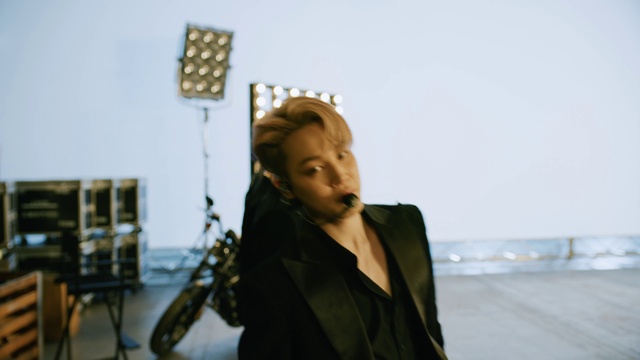 Video Reference: Flash photography, Gesture, Eyewear, Sky, Street fashion, Happy, Blazer, Black hair, Fashion design, Travel