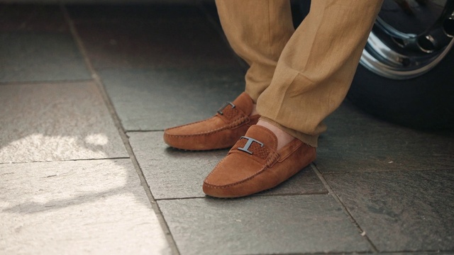 Video Reference: Leg, Road surface, Street fashion, Wood, Flooring, Floor, Denim, Hardwood, Human leg, Electric blue