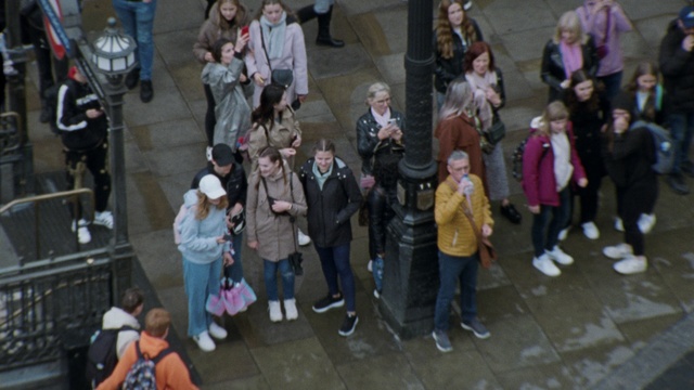 Video Reference: Trousers, Public space, Luggage and bags, Crowd, Jacket, City, Bag, Event, Leisure, Fun