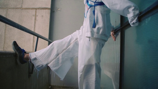 Video Reference: Glove, Textile, Sleeve, Window, Linens, Elbow, Human leg, Fashion design, Wing, Freezing