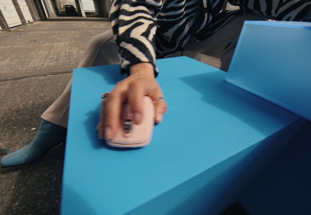 Video Reference: Hand, Arm, Leg, Gesture, Comfort, Finger, Nail, Wrist, Automotive design, Thumb