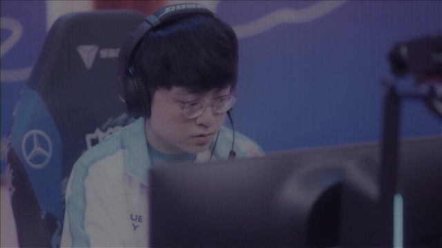 Video Reference: Hairstyle, Black hair, Fun, Event, Electric blue, Entertainment, Music, Sitting, Pattern, Room