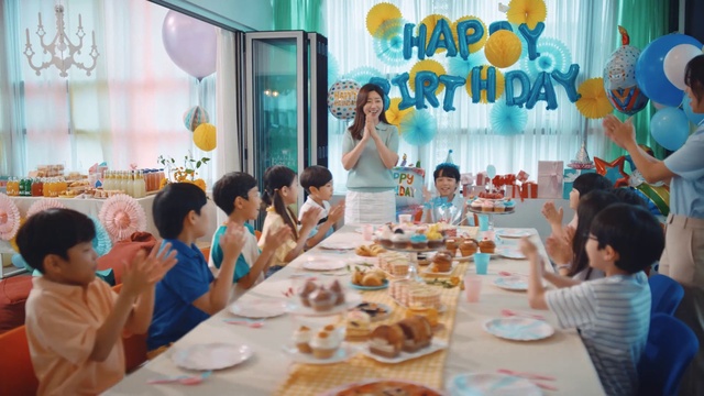 Video Reference: Food, Table, Tableware, Textile, Orange, Yellow, Sharing, Leisure, T-shirt, Plate