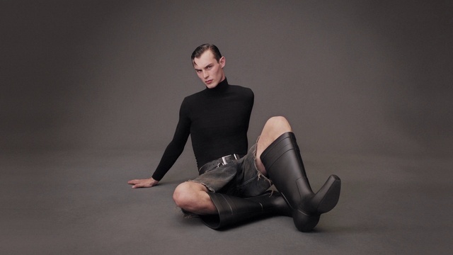 Video Reference: Arm, Flash photography, Sleeve, Knee, Sportswear, Thigh, Wood, Comfort, Elbow, Performing arts