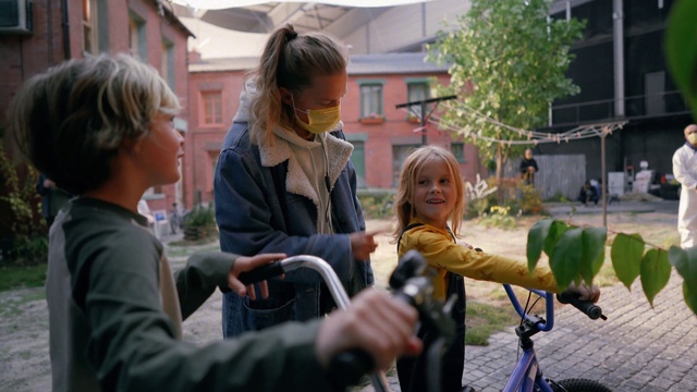 Video Reference: Plant, Microphone, Leaf, Tree, Jacket, Bicycle handlebar, Happy, Leisure, Recreation, Camera