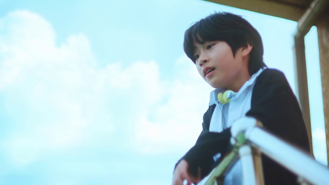 Video Reference: Cloud, Sky, Happy, Flash photography, Leisure, Toddler, Cumulus, Electric blue, Travel, Event